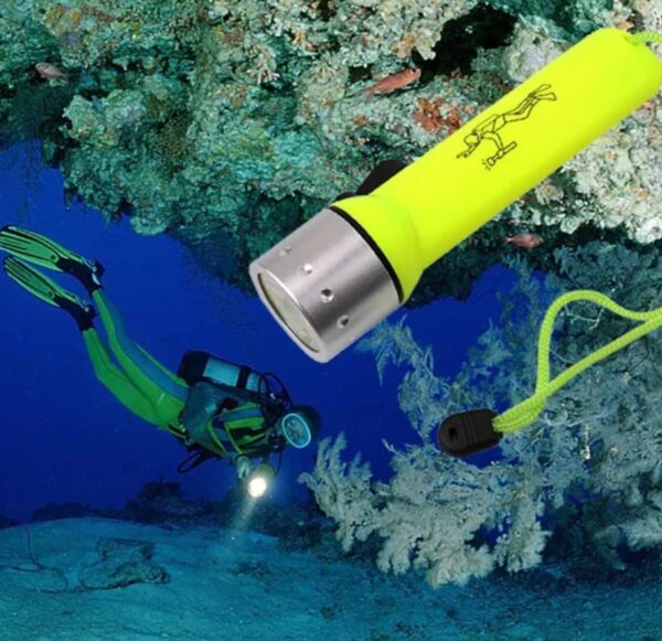 Linterna Impermeable para Buceo y Actividades al Aire Libre - Imagen 4